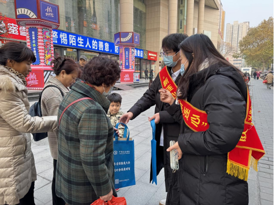 西安市新城区养老保险经办中心：走街入市说社保，拉近服务“新”距离1.png